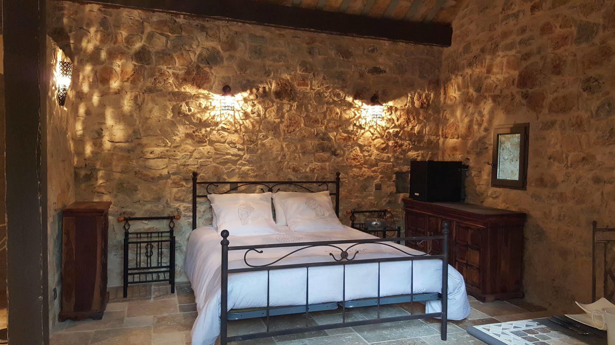 Le Donjon Des Combes Et Son Spa Фаянс Экстерьер фото